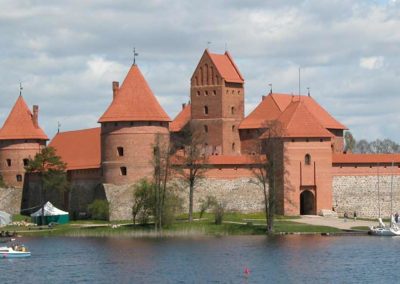 Lituania en coche de alquiler, visita al castillo de Trakai